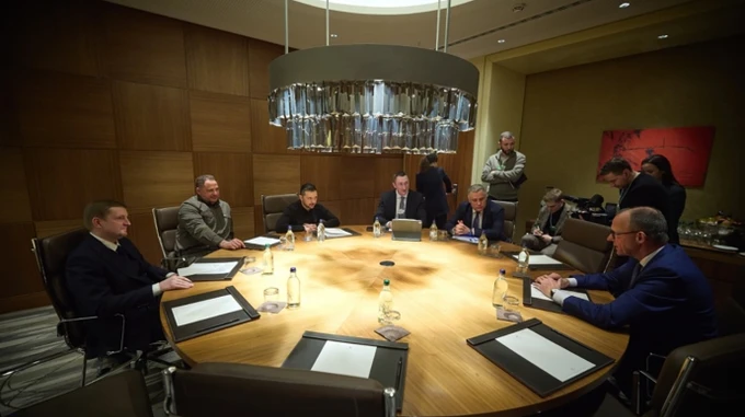 Zelenskyy meets with German opposition leader Merz – video