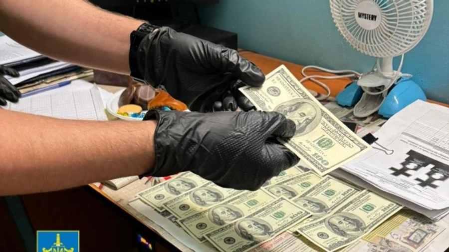 Прокуратура: У Києві працівниця кладовища просила 1000 доларів за похорони