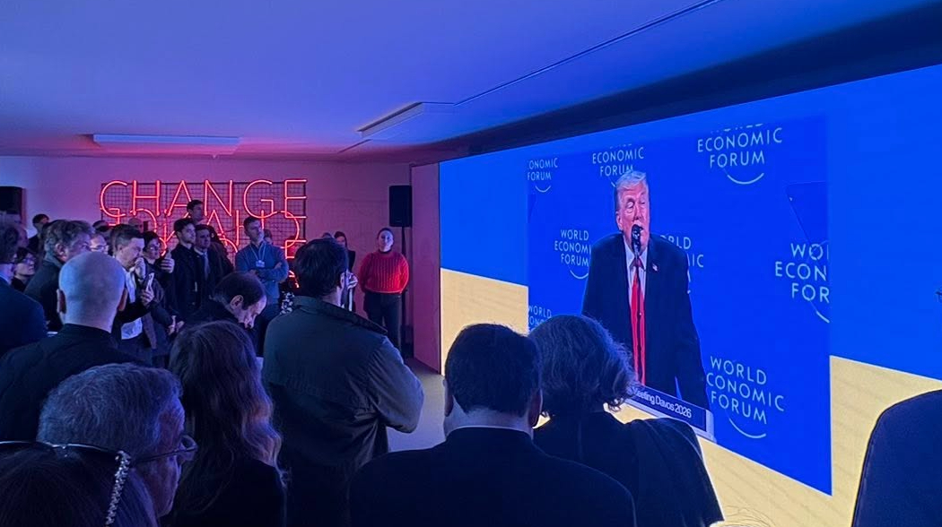 Installazione ucraina al World Economic Forum mostra attacchi aerei su città europee