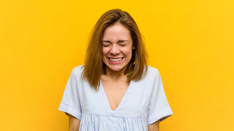 Умение посмеяться над собой делает человека более привлекательным для окружающих – ученые