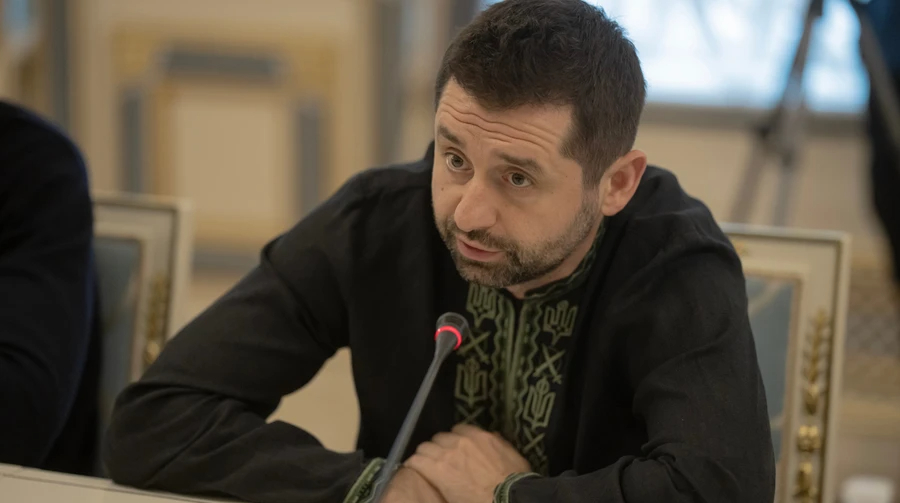 У справі про виплати нардепам у конвертах обшукували помічника Арахамії, але невідомо, чи щось знайшли – УП