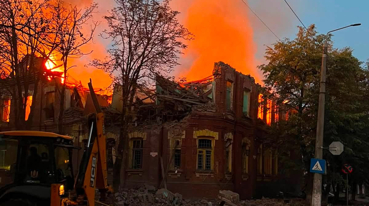 Росіяни вдарили по центру Слов’янська: пошкоджено багатоповерхівки, 2 людини поранені