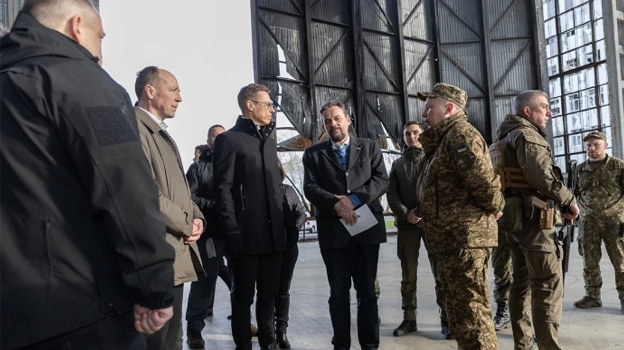 Finnish president meets Ukrainian defenders of Hostomel Airport – photo