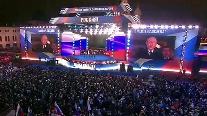 Putin repeats his propaganda and orders crowd to shout Hurray! at rally