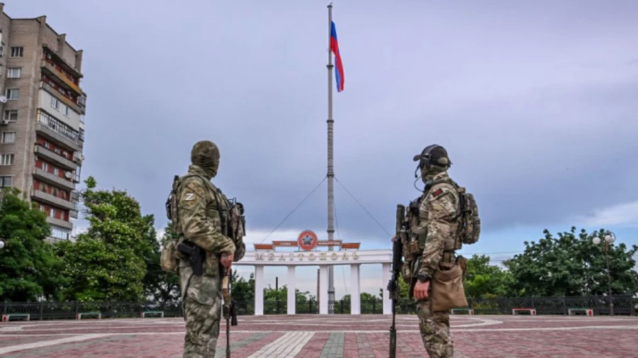 Окупанти поширюють газети з фейковими заявами Залужного й Арестовича в Запорізькій області