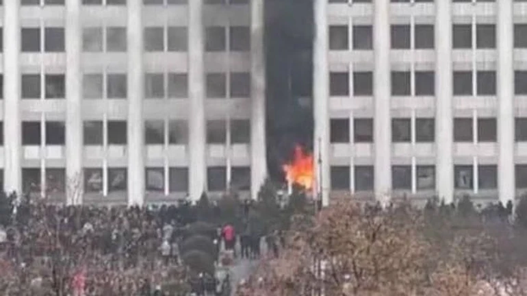 В Казахстане продолжаются столкновения, в Алматы люди захватили администрацию