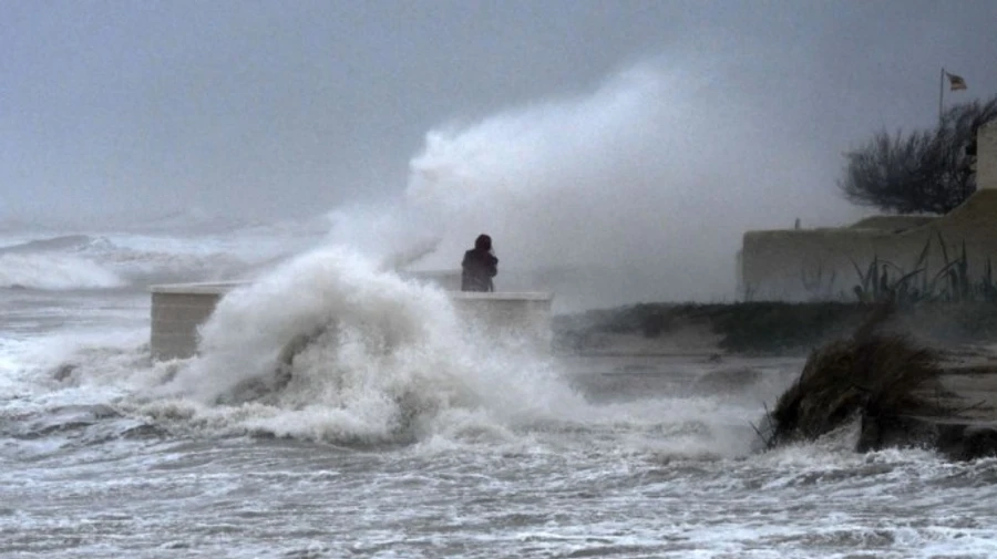 Шторм в Турции: погибли 5 человек, ветер разрушал здания, Босфор закрыт для кораблей