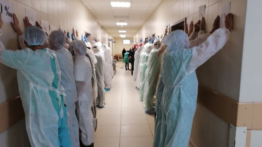 У Білорусі лікарі та журналісти стали до стінки, протестуючи проти свавілля режиму Лукашенка