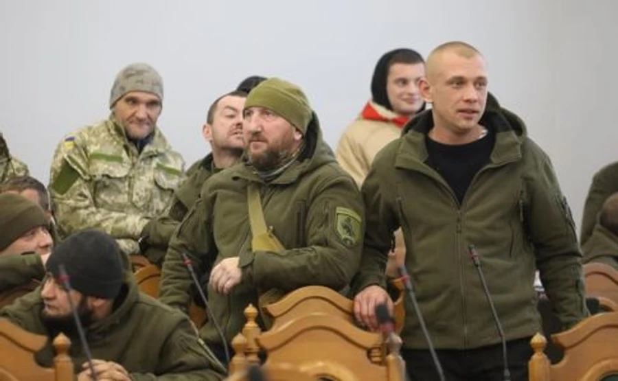 Зламали двері і вибили вікна: на сесію Львівської міськради увірвалася група чоловіків 