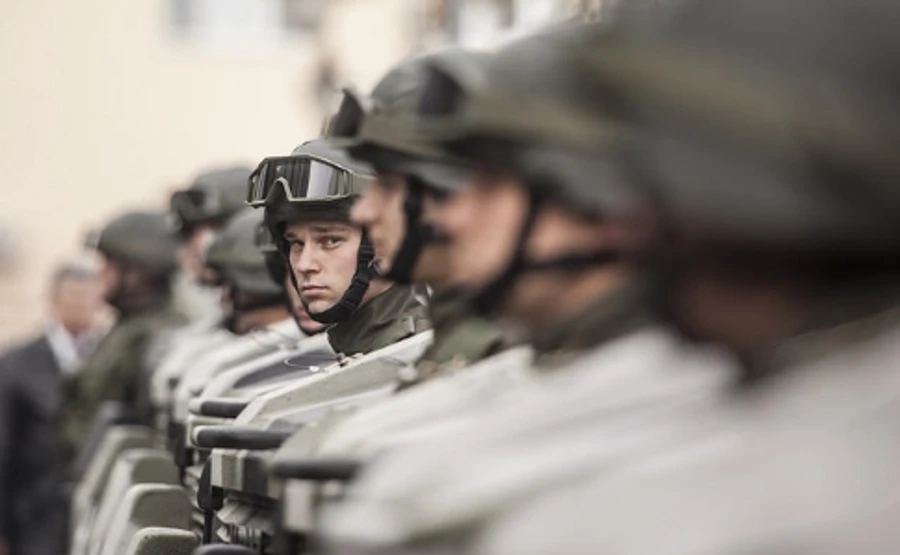 Полицию по всей стране переводят на усиленный режим