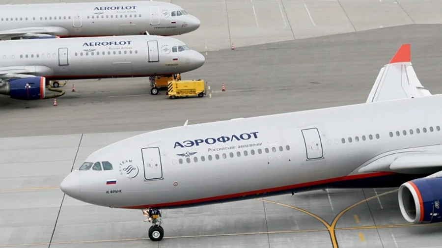 Во многих аэропортах России вводили ограничения, авиакомпании меняли расписание