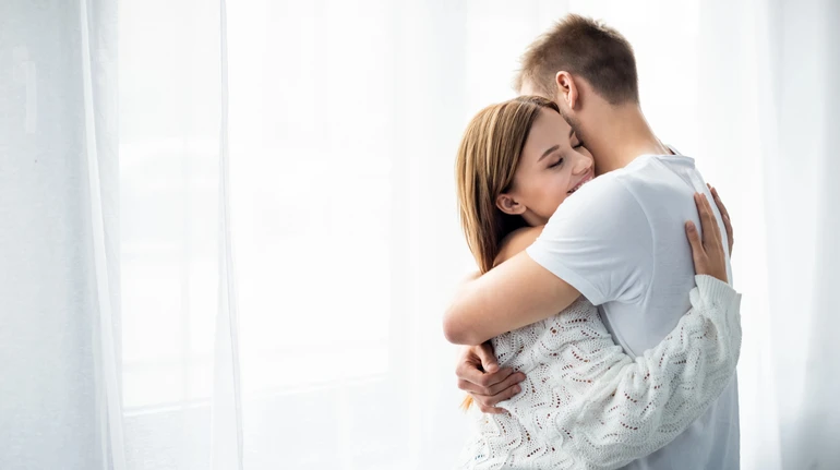 Почему обниматься так приятно? Ученые говорят, что секрет кроется в температуре