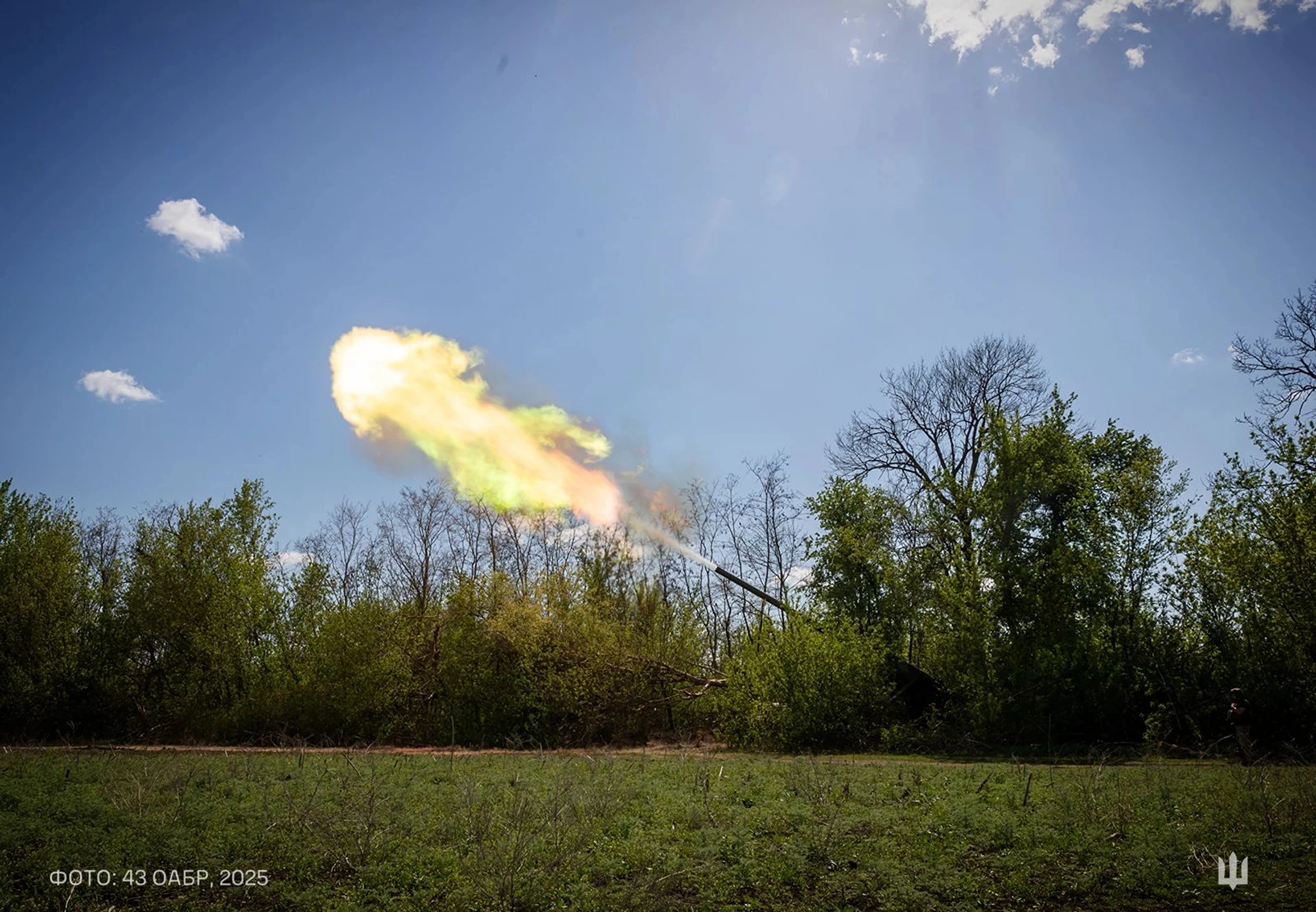 A Ukrainian Pion firing at Russian positions