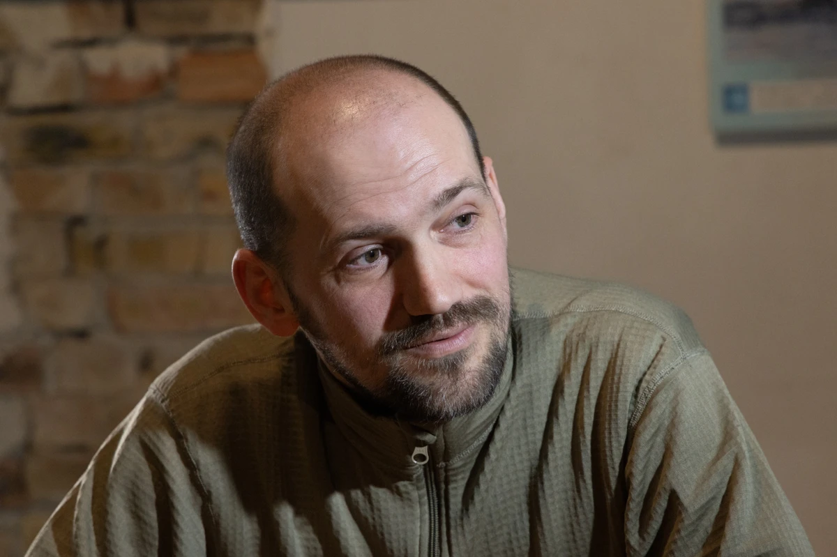 Після виходу комусь давав інтерв'ю, і починають запитувати: а що ви думаєте про дії ТЦК, а про перемовини… Про перемовини, бл*ха. Коли ти заходиш на позицію, світ існує лише в межах кількох метрів навколо тебе, і все інше – шум, пекло, фон