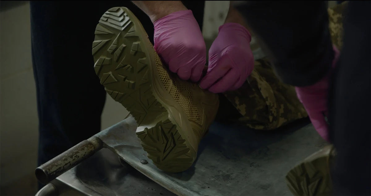 Работники морга одевают погибшего воина