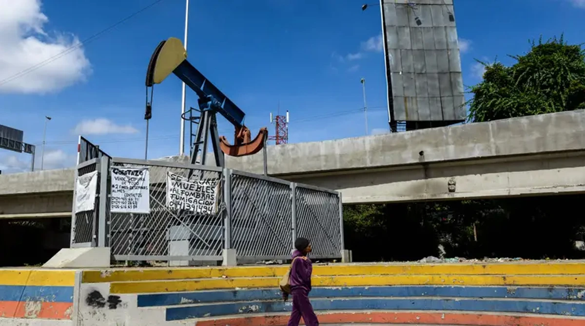 Площадь с нефтяной скважиной в Каракасе, Венесуэла