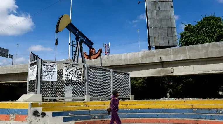 Площа з нафтовою свердловиною в Каракасі, Венесуела