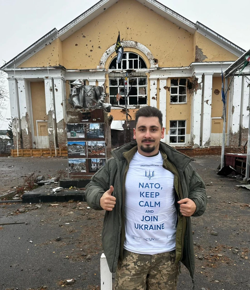 Владислав Данко: Одного разу я зробив фото навпроти розбитої міської адміністрації Суджі в футболці з написом НАТО, зберігай спокій і приєднуйся до України. Футболку мені передав брат-військовий. Цією світлиною ми хотіли продемонструвати партнерам, як тупо боятися передавати Україні зброю і чекати жорсткої відповіді росіян на операції на території РФ