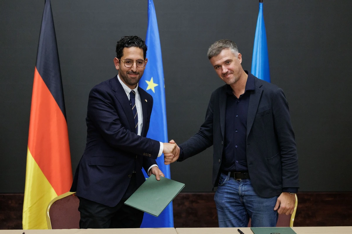 Marc Wietfeld, CEO da ARX Robotics (esquerda), e Anton Skrypnyk, presidente executivo da Roboneers (direita)