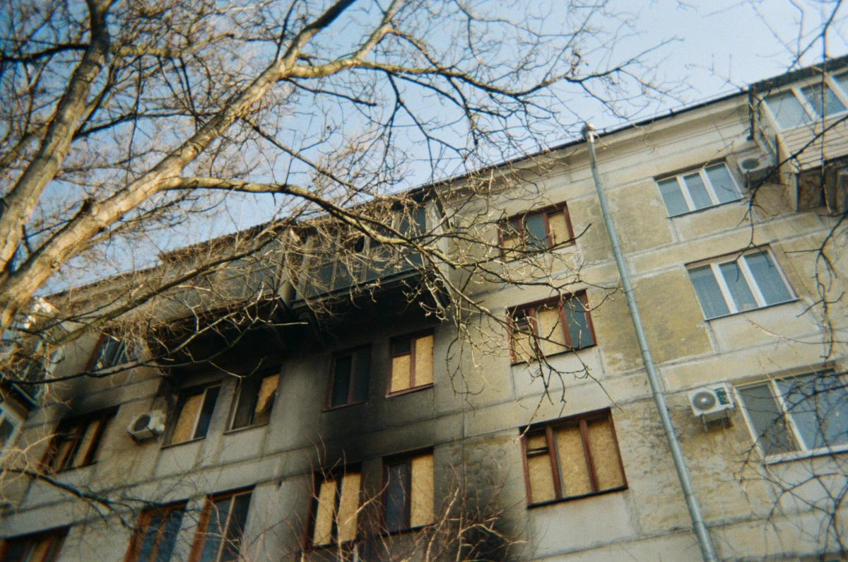 Наслідки прильоту дрона в один із будинків у центрі міста