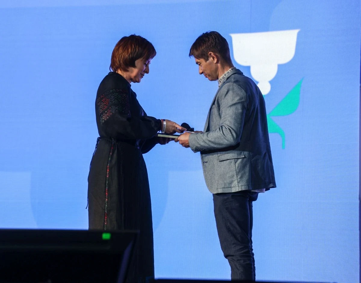 Iryna Kondratova receiving the award from Bohdan Barabash