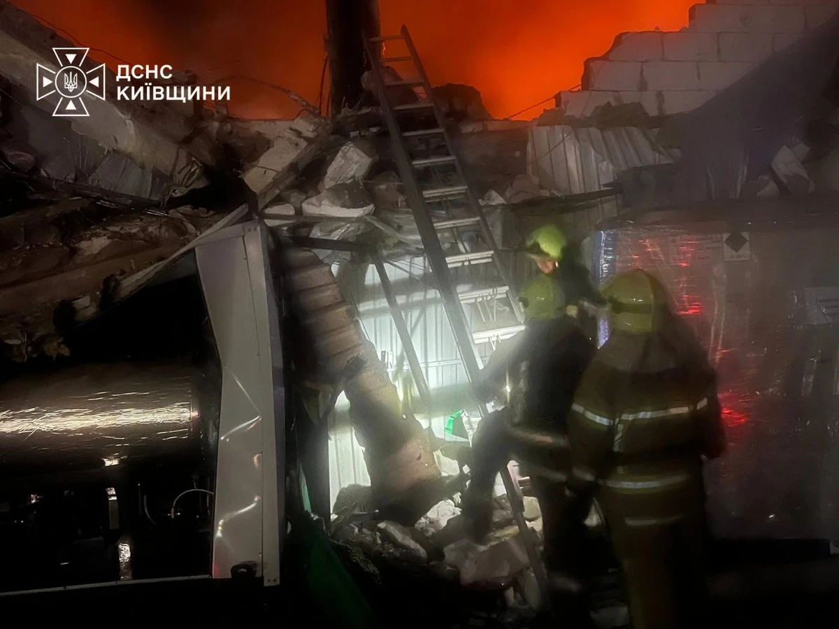 Рятувальники гасять пожежу на Київщині вночі 9 вересня. Фото ДСНС