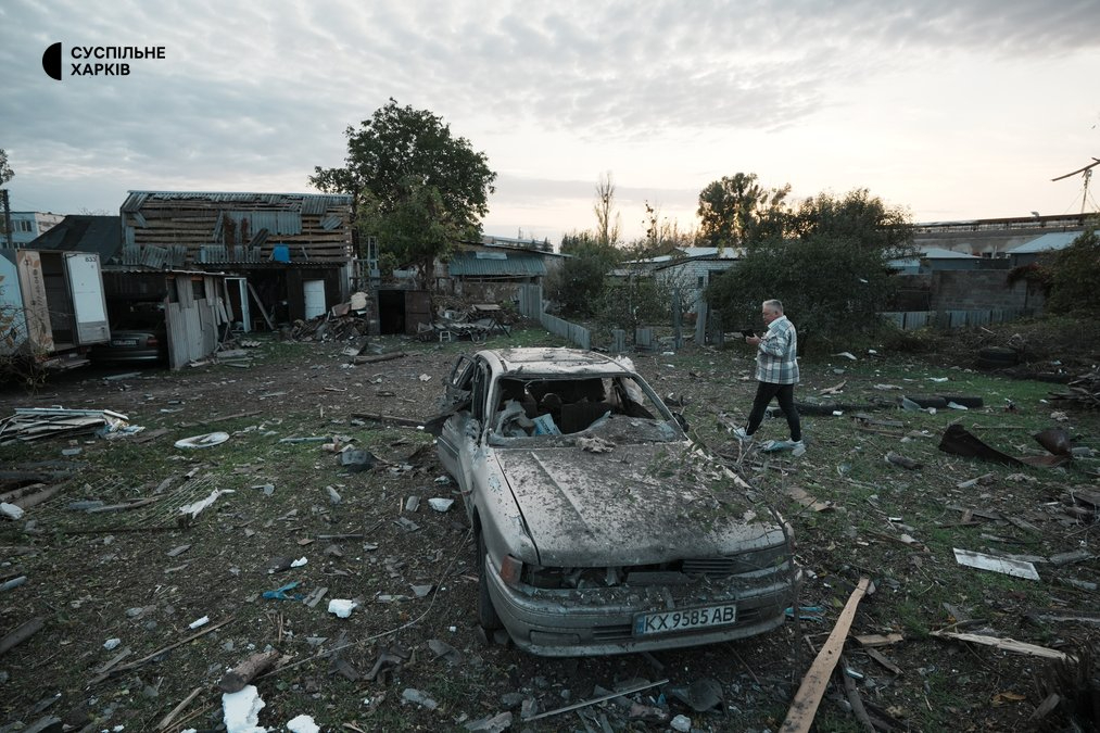 Розбита автівка на місці ракетного удару. Фото: "Суспільне Харків" / Вікторія Якименко