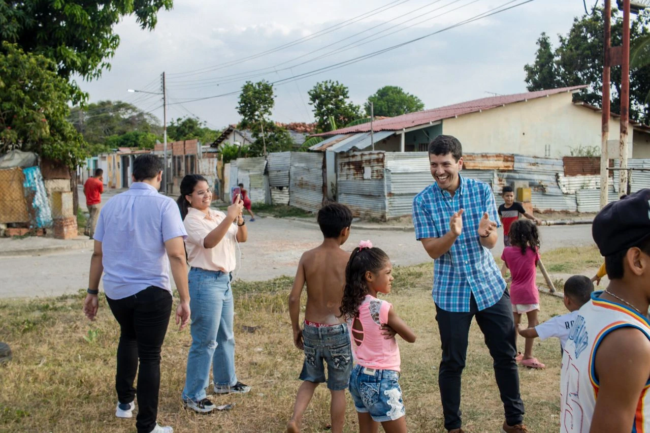 Activist Roberto Patino among children