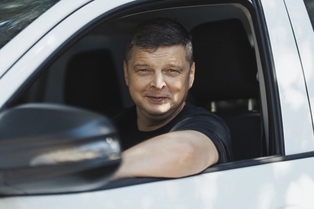 Комбат Дмитрий Васильченко из 429-й отдельной бригады беспилотных систем Ахиллес мог бы проводить мастер-классы на тему того, как совместить человечность и военный менеджмент