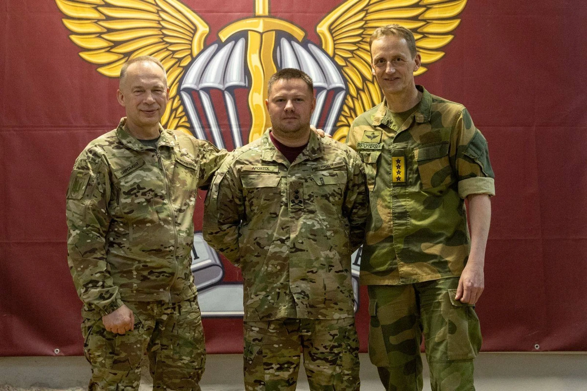 Главнокомандующий норвежской армией генерал Эйрик Кристофферсен и главком ВСУ Александр Сырский. Фото из Facebook главнокомандующего ВСУ