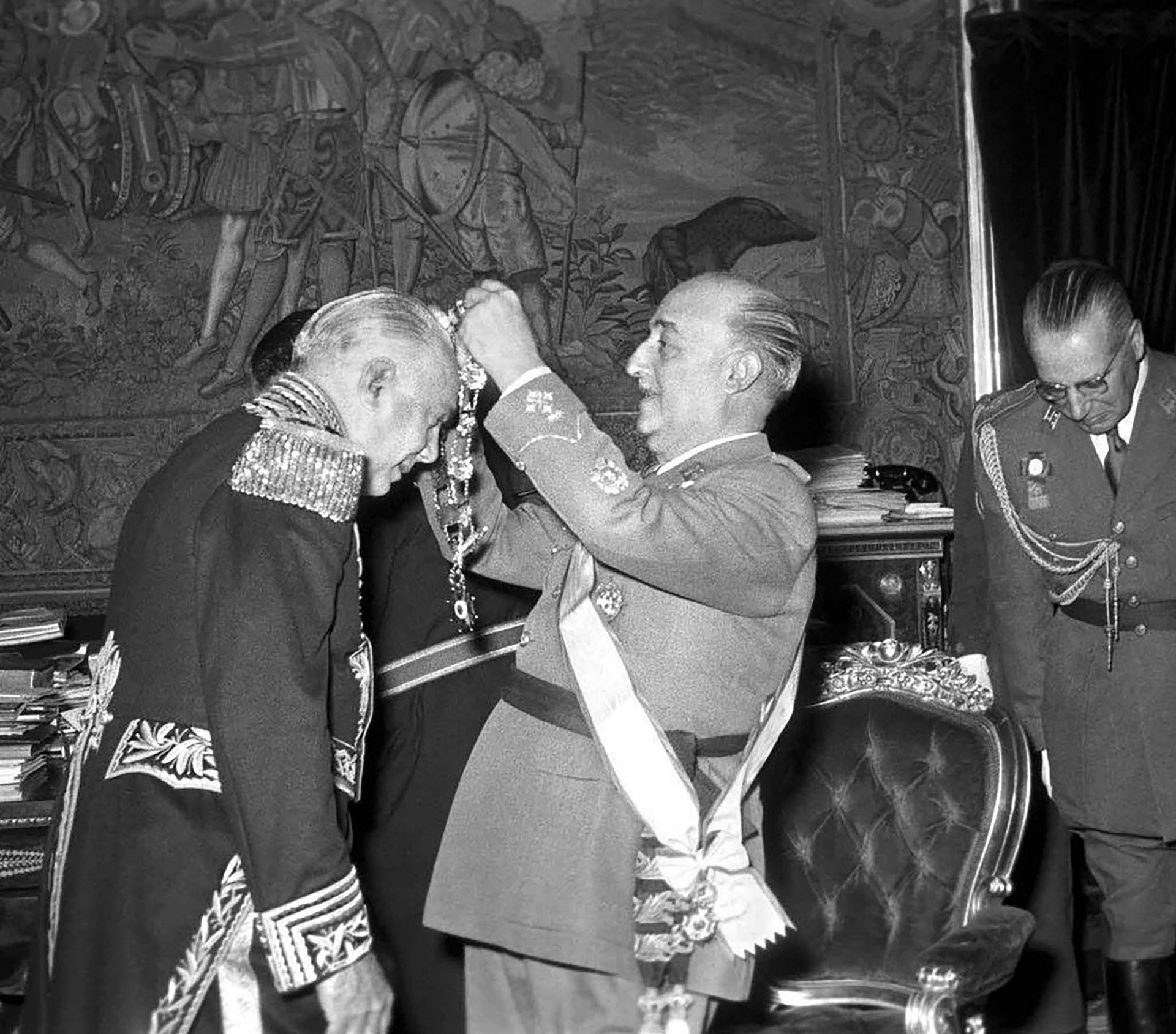Трухільйо отримує нагороду від іспанського диктатора Франко, 1954 рік. Вони були друзями та союзниками, і після повалення Трухільйо його син отримав притулок в Іспанії Фото – Getty Images