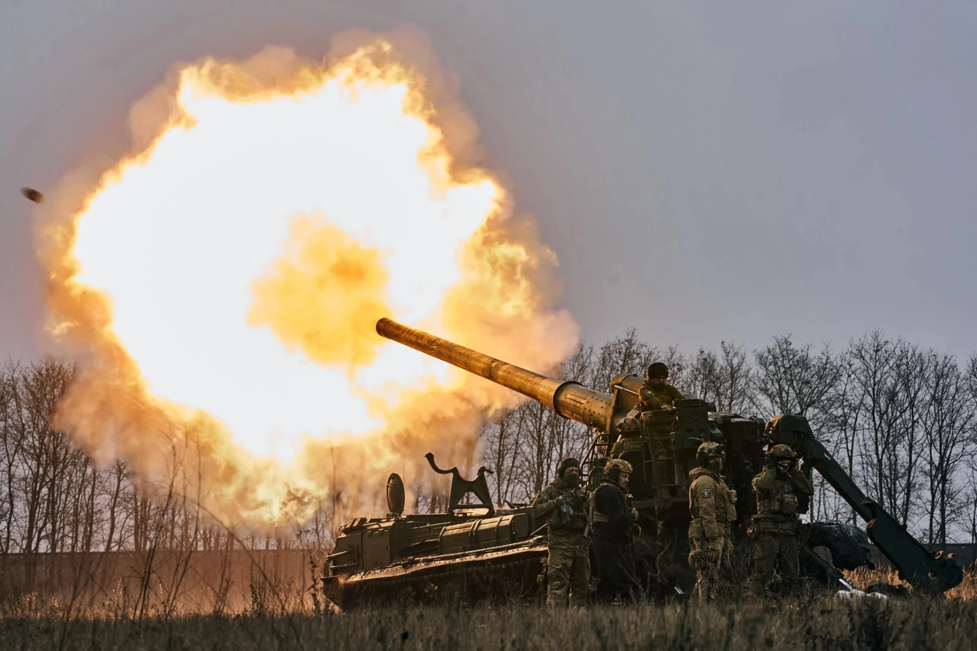 A Ukrainian 2S7 Pion firing