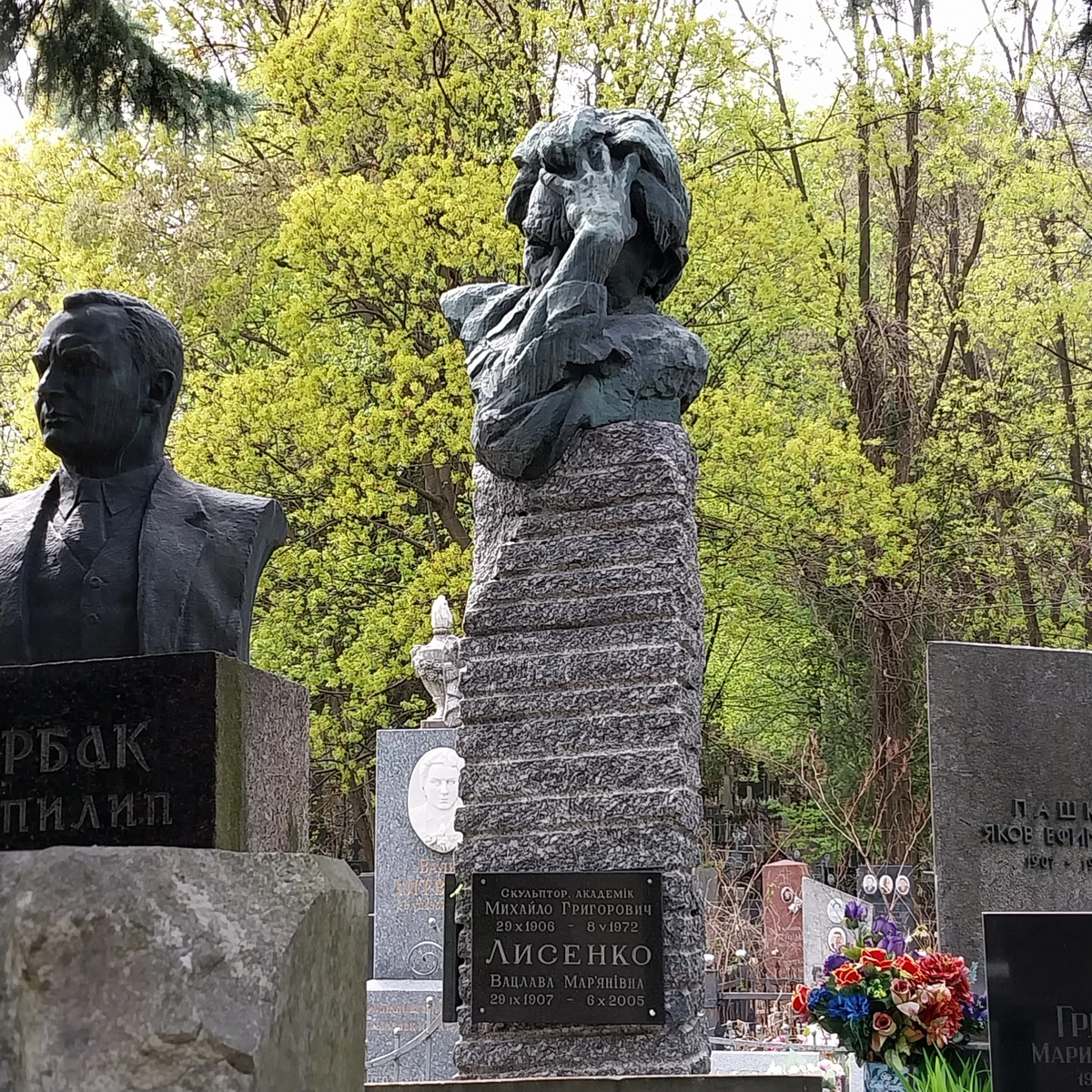 Бюст на могиле скульптора Михаила Лысенко как бы намекает на общее состояние мемориализации в Украине