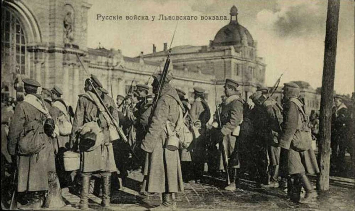За кілька днів до входу росіян у Львів біля станції Підзамче зіткнулися потяги, що призвело до порушення логістики. Виникли затори на залізниці в таких напрямках, як Радехів, Тернопіль, Бережани. За кілька днів потяги, на яких евакуйовували різноманітне майно на захід, зупинилися через затори й урешті потрапили до росіян