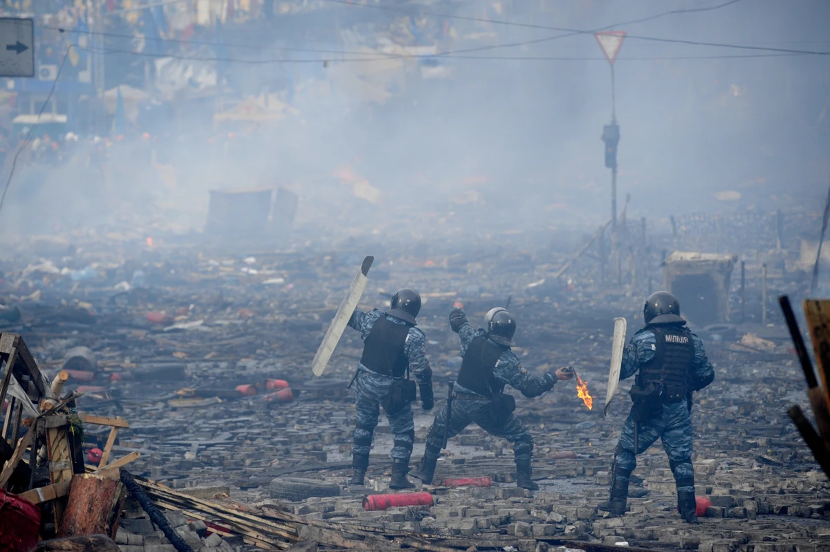 Беркут бросает коктейли Молотова в майдановцев/19 февраля 2014 года