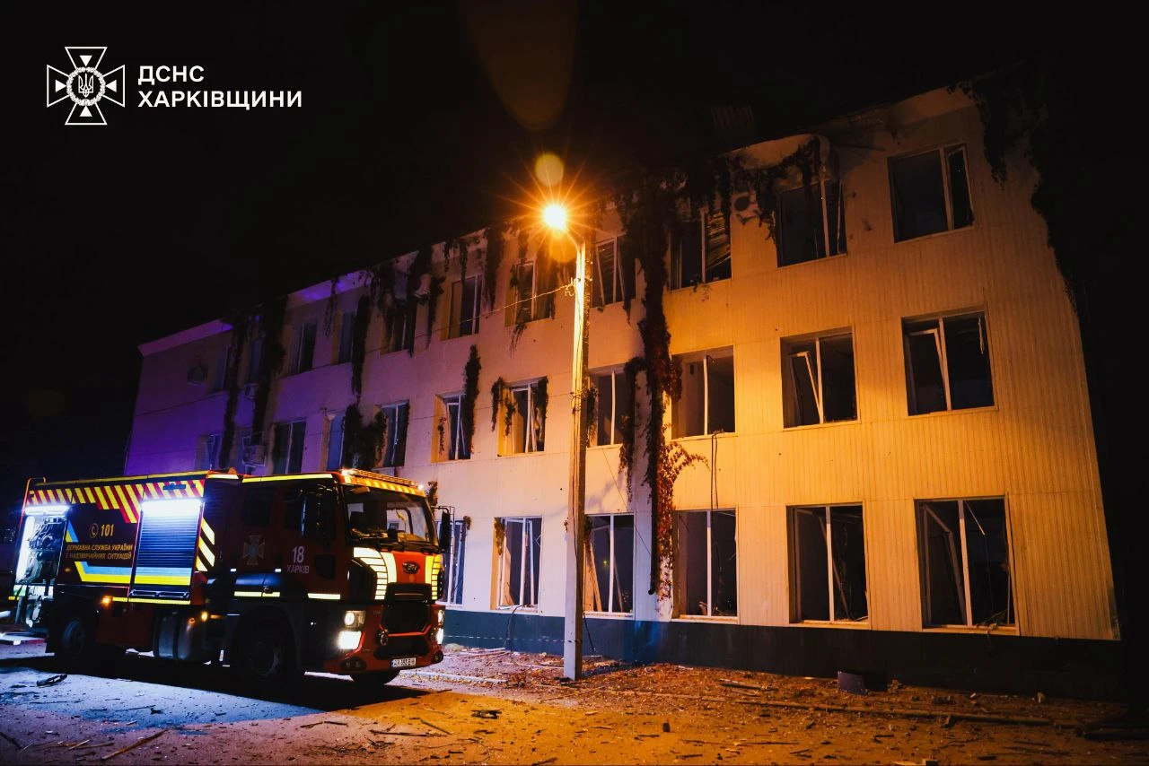 Fire appliance near a damaged building