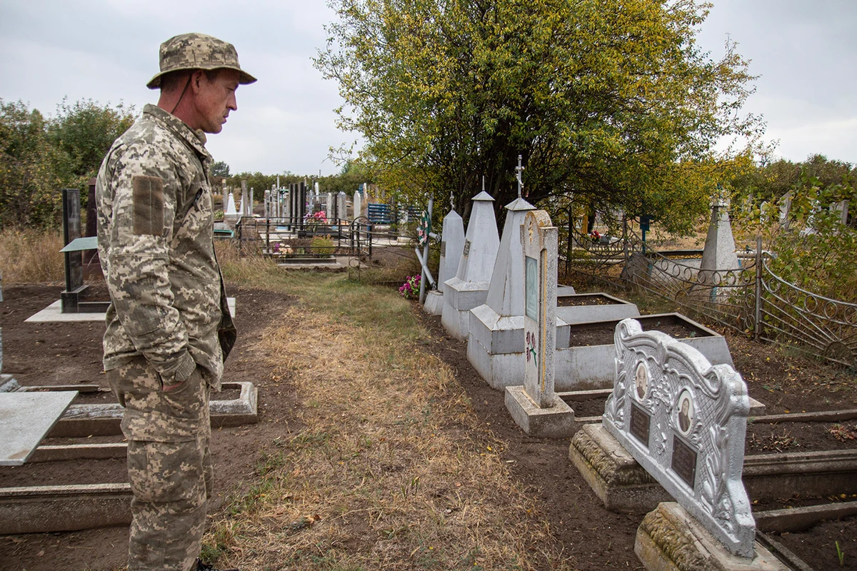 Осень 2020 года. Ветеран АТО, воин 81-ой бригады, уроженец Гуляйполя Валерий Забава у могил родных Нестора Махно на местном кладбище