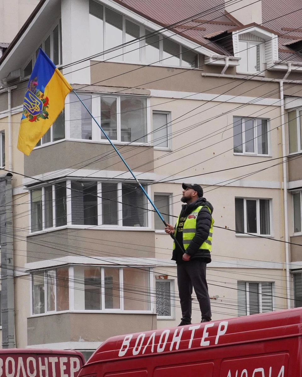 Михайло Пуришев на своєму червоному мікроавтобусі в Ірпені під час акції на підтримку полонених і зниклих безвісти. Листопад 2024 року