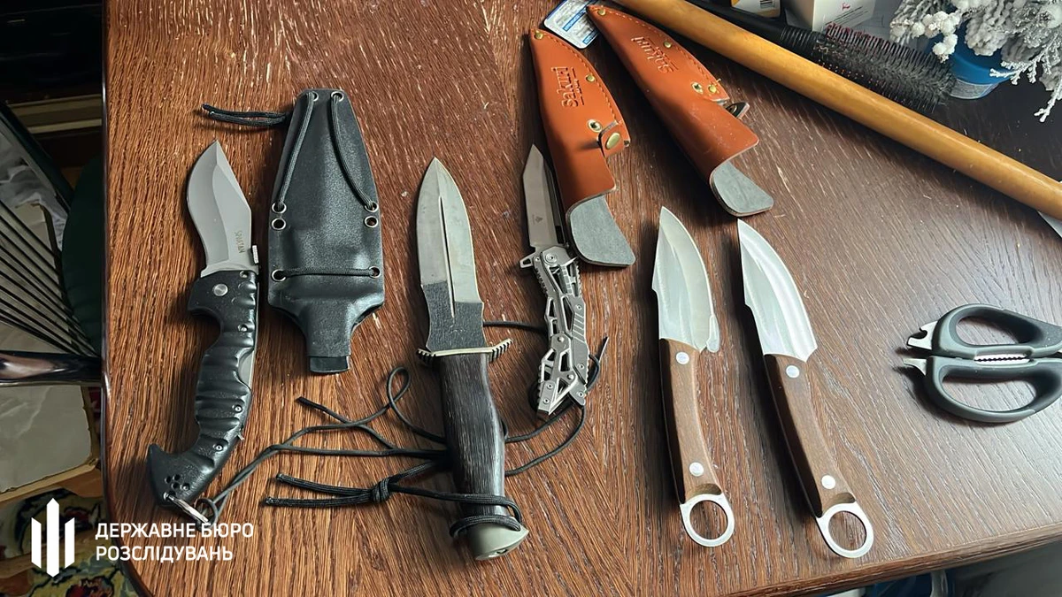 При обшуках у підозрюваного виявили холодну зброю