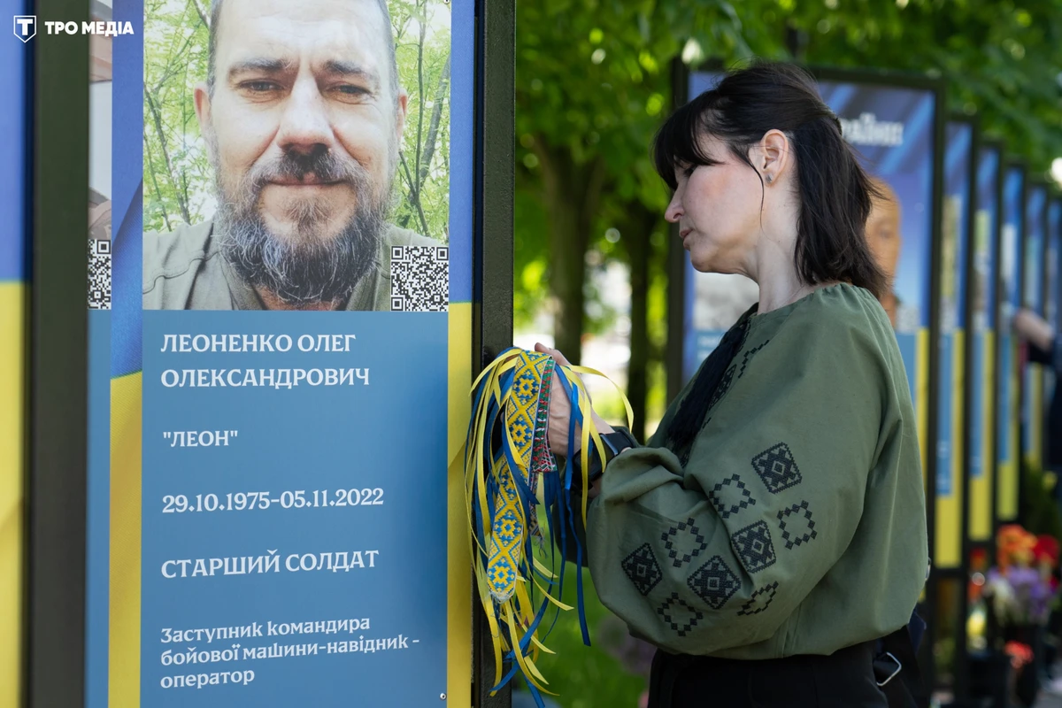 Фото Акція стрічка пам'яті на Алеї Героїв в Солом'янському районі Києва