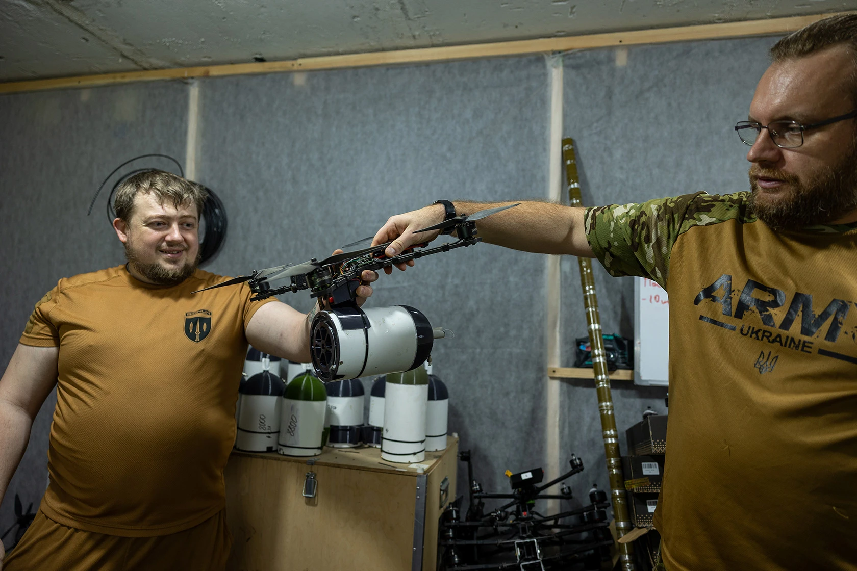 Інженери батальйону Signum 53-ої бригади показують, як кріплять котушку оптоволокна до FPV-дрона. Липень 2025-го, Лиманський напрямок