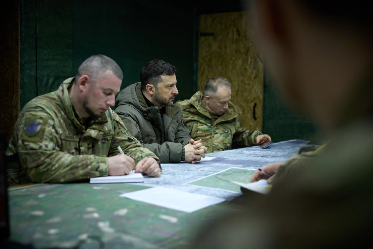 Владимир Зеленский вместе с главнокомандующим Александром Сырским и советником главы ОП Павлом Палисой встречаются с руководством 1-го корпуса НГУ Азов на востоке