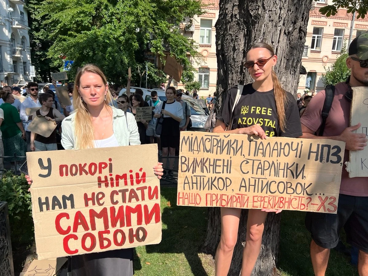 Катерина (на фото справа) розповідає, що намагається ходити на усі важливі суспільні події