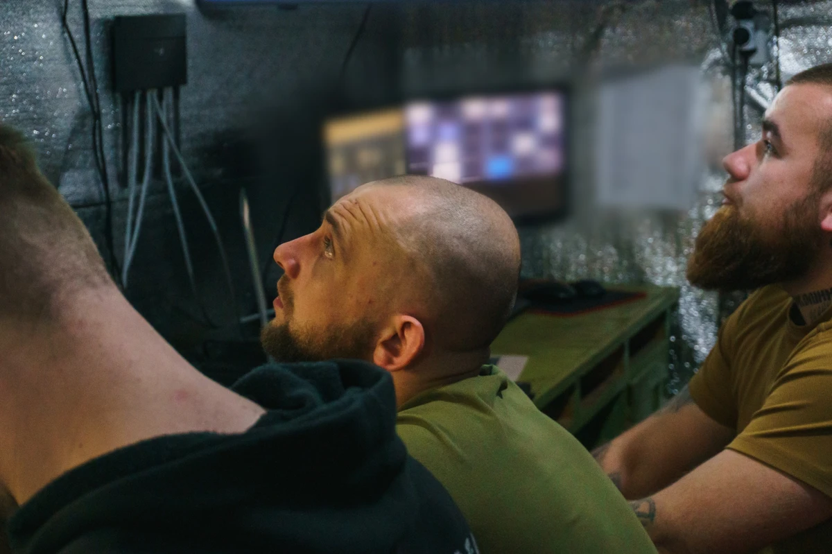 Battery commanders Kobra (centre) and Bandyt (left) observe enemy movement.