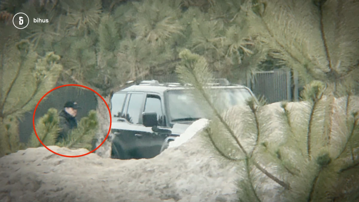 Ростислав Пекар сідає у службове авто біля будинку в Золоче. Фото: Bihus.Info