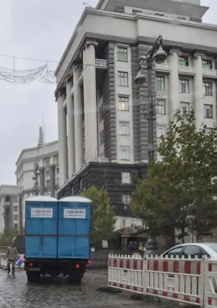 Portable toilets being delivered to the Ukraine's government building. Photo: Iryna Herashchenko