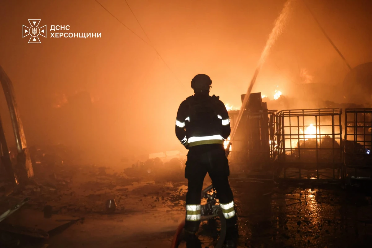 Надзвичайники ліквідовують пожежу на складі в Херсоні після сьогоднішньої атаки безпілотників. Фото: ДСНС Херсонщини