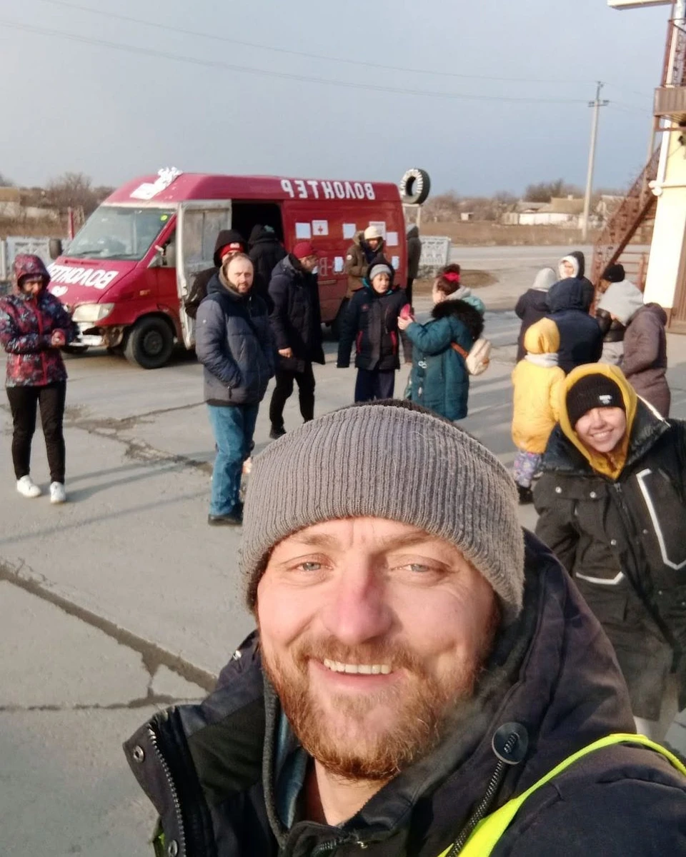 Михайло Пуришев та його червоний мікроавтобус після евакуації з окупованої частини Запоріжжя. 2022 рік
