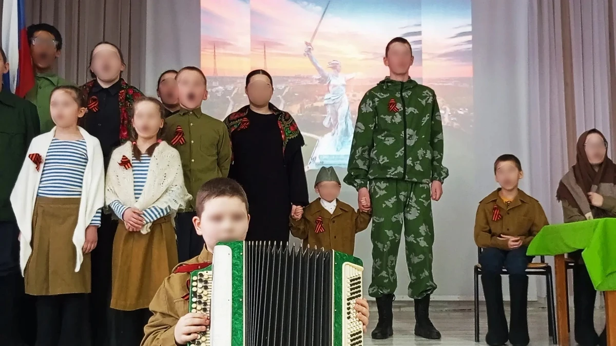 Семён (с баяном) на фестивале военно-патриотической песни, посвящённом защитникам Отечества всех поколений и Году единства народов России, РФ, февраль 2026 года
