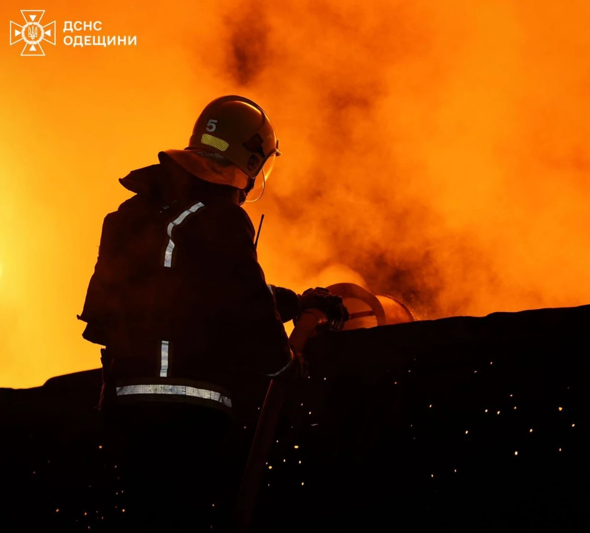 Пожежа, спричинена російським ударом, на Одещині. Фото ДСНС